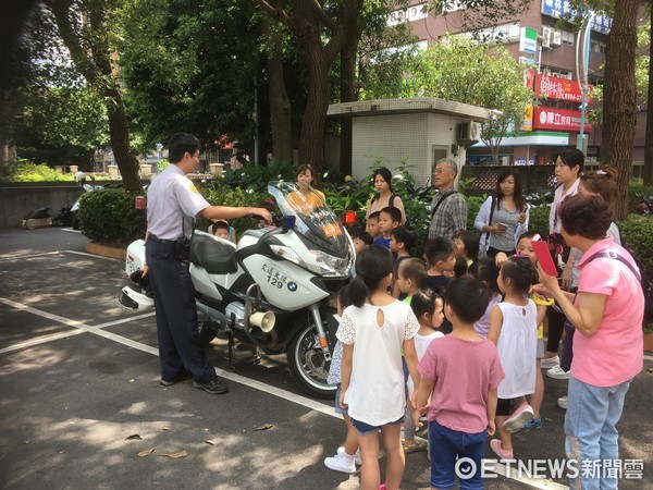 ▲新莊警分局替幼童進行有趣的「認識警察之旅」。（圖／記者林煒傑翻攝）