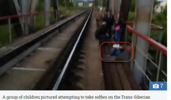 ▲▼俄國少年在鐵道邊挑戰「終極自拍」。（圖／翻攝自太陽報）
