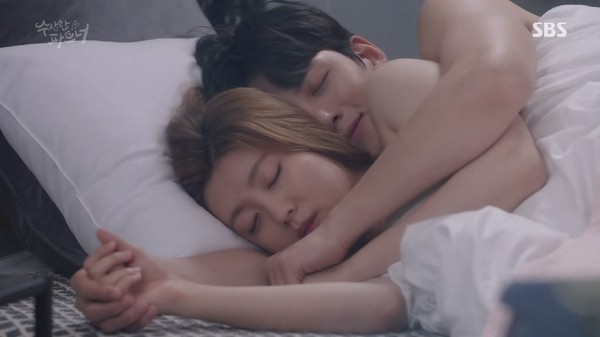 ▲雷／《奇怪的搭檔》池昌旭、南志鉉激吻上床。（圖／翻攝自YouTube SBS Drama）