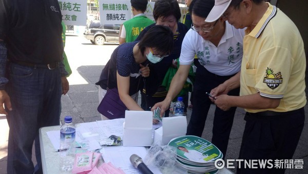 ▲台南市長參選人顏純左，啟動一例一休連署，台南火車站民眾連署十分踴躍。（圖／顏純左提供）