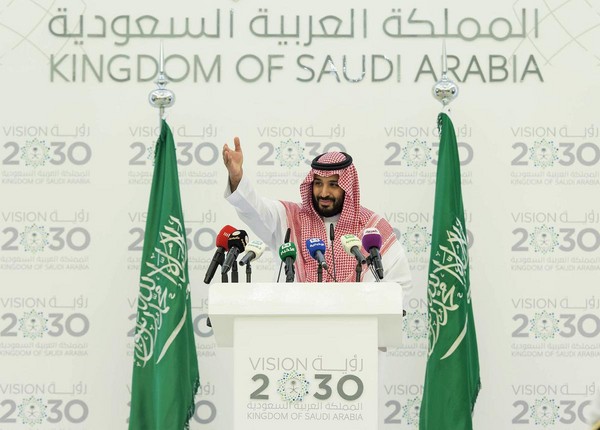2016年4月25日，沙烏地阿拉伯，當時為副王儲的薩爾曼在首都利雅德對「願景2030」發表相關演說。（東方IC）