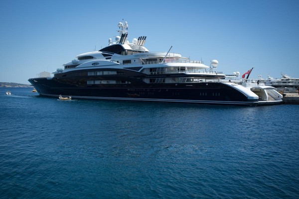 停泊在法國南部港口的超級遊艇「寧靜號」。2011年俄羅斯酒商舍夫勒以2.95億歐元打造，是全世界十艘最大型遊艇之一。沙國王儲在2015年以5億歐元買下。（東方IC）