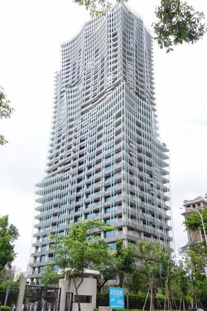 ▲由建築普立茲獎得主伊東豊雄操刀，建蔽率僅17%的「富邦天空樹」今（2017）年3月份有4筆成交，其中2筆35樓成交，單價更是站上7字頭。（圖／業者提供）