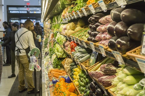 分析師說，收購Whole Foods對於亞馬遜來說，是策略性之舉，可讓亞馬遜快速攻佔規模約6740億美元的食品雜貨市場。（東方IC）