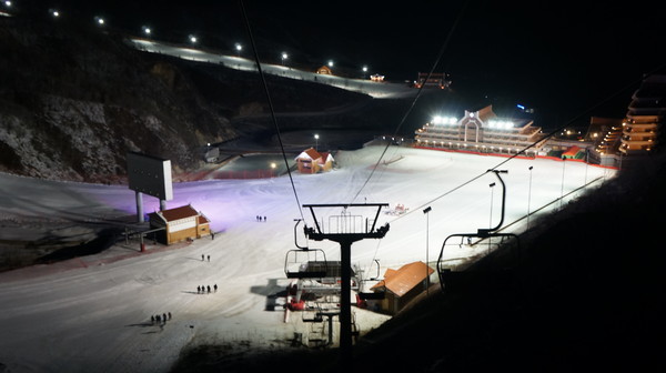 ▲▼馬息嶺滑雪場夜間滑雪道。（圖／翻攝自維基百科）