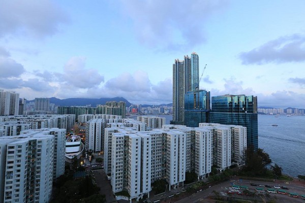 從總統套房的戶外露台，可望見黃埔的街景，遠方則是被高樓遮擋的香港地標獅子山。