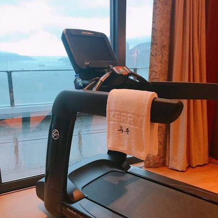 酒店為熱愛健身的孔劉準備一台跑步機，連擺在上頭的浴巾都繡上韓文的「孔劉」兩字。