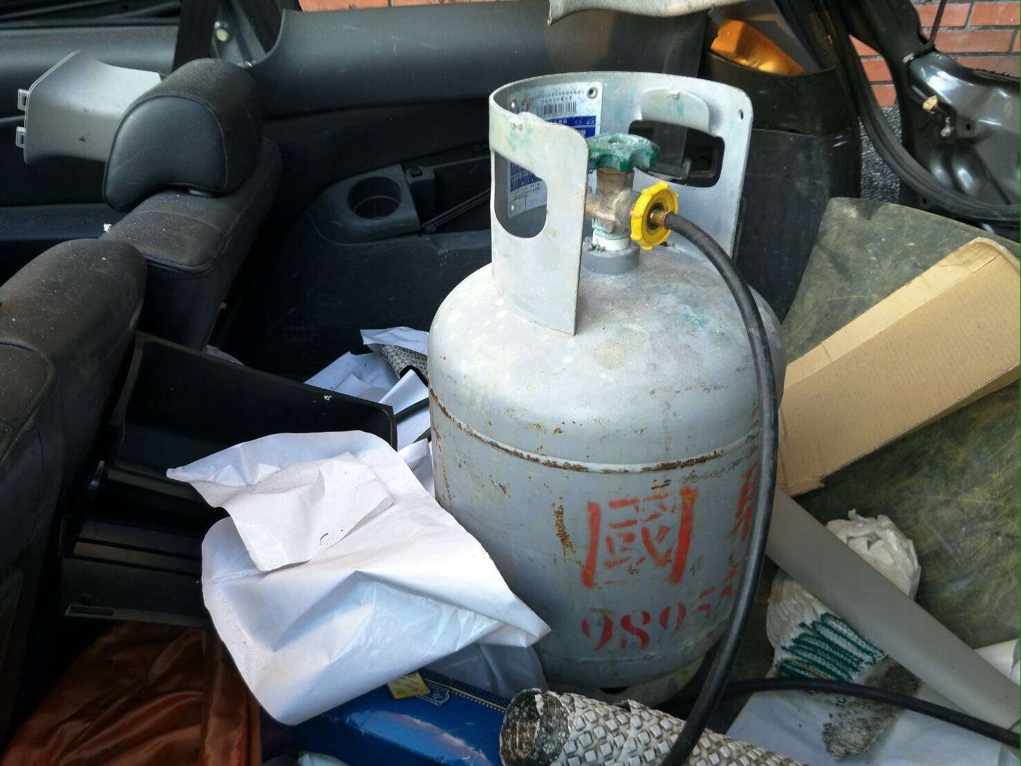 瓦斯桶旁點菸釀氣爆　轎車鈑金整個炸開　玻璃也全碎。（圖／記者謝侑霖翻攝）