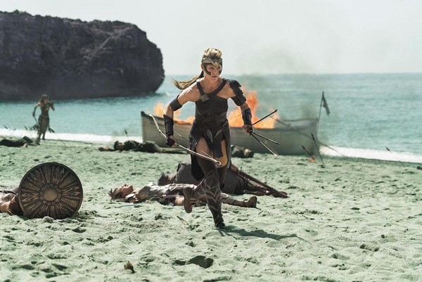 在《紙牌屋》飾演第一夫人的蘿蘋萊特，也在《神力女超人》飾演亞馬遜女戰士。