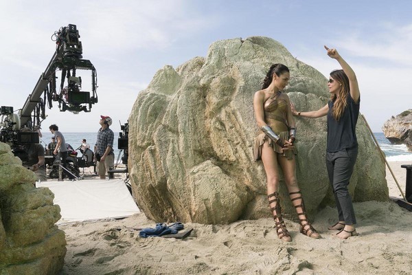 導演珍金斯（右）從年輕時就想拍「神力女超人」（左）電影。