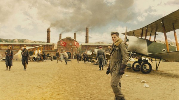史提夫在電影前段偷走德軍毒氣方程式筆記本，明顯在對《法櫃奇兵》致敬。