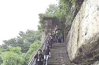 記者近日採訪獲悉，重慶市文化遺產研究院日前在萬州天生城遺址的考古工作取得階段性重要收穫，研究院在該遺址新發現城垣、道路及採石場等多處宋代建築遺存。（圖／新華社）