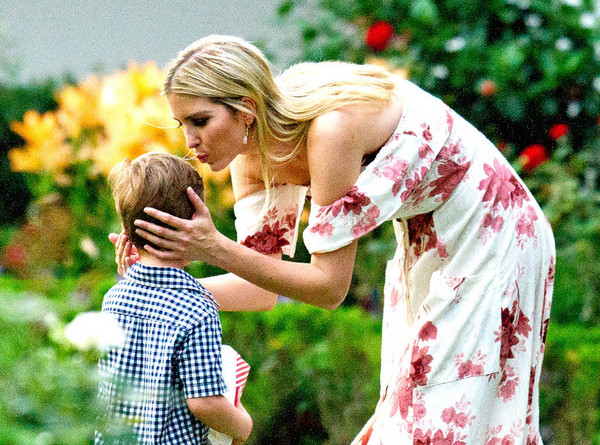 ▲▼ 伊凡卡與兒女在白宮的草坪上玩耍，畫面十分溫馨、美麗。（圖／美聯社）