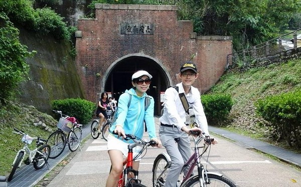 騎腳踏車既環保又省錢，是蔡志雄夫妻倆的最佳代步工具。 