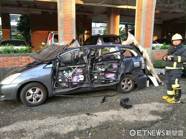 瓦斯桶旁點菸釀氣爆　轎車鈑金整個炸開　玻璃也全碎。（圖／記者謝侑霖翻攝）