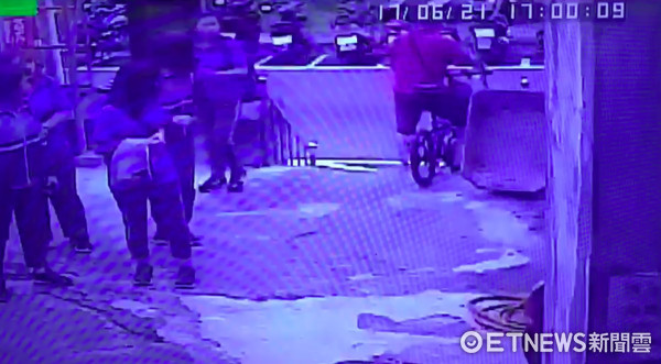 ▲楊男偷走超商威士忌，最後在廟前慘摔落網。（圖／記者張曼蘋翻攝）