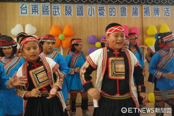 台東延平鄉武陵國學成立「愛的書庫」，由縣長夫人陳怜燕親自揭牌啟用，大提琴家張正傑音樂演奏作為揭幕序曲。（圖／台東縣政府提供）