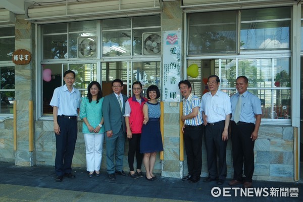 台東延平鄉武陵國學成立「愛的書庫」，由縣長夫人陳怜燕親自揭牌啟用，大提琴家張正傑音樂演奏作為揭幕序曲。（圖／台東縣政府提供）