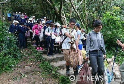 年齡從最小4歲到最大92歲，慈濟北區志工從第一波1百多人，接連三次發起大台北地區觀音山淨山活動，6月24日，第三波再度出發，計有超過500位報名淨山，帶動約800位山友響應，共超過1千3百人清出約11噸重，2800包垃圾，其中包含許多萬年不腐的保麗龍。（圖／翻攝自慈濟基金會）