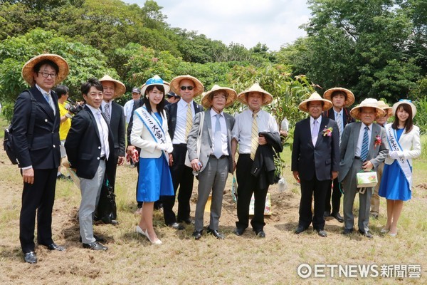 ▲日本外賓體驗種芒果樹。（圖／市府提供）