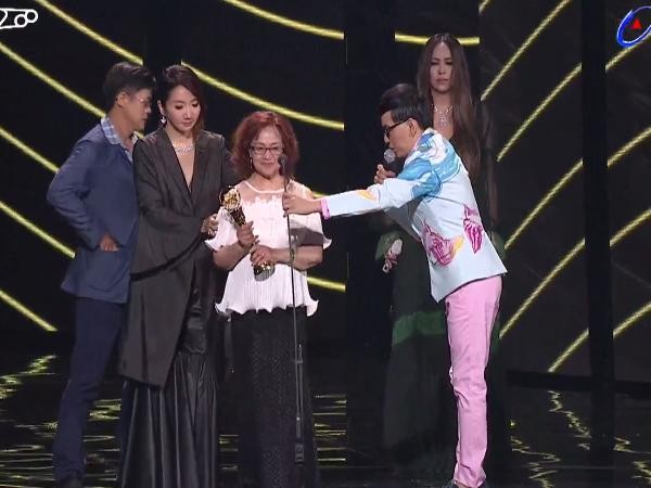 第28屆流行音樂金曲獎頒獎典禮張惠妹陶晶瑩和張雨生媽媽。（圖／翻攝自YouTube）