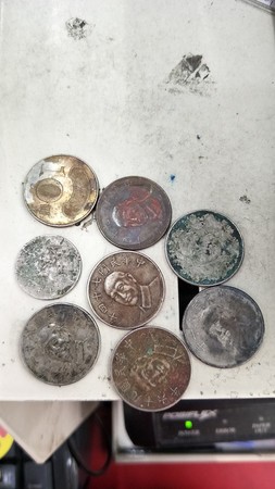 硬幣毀損嚴重，還要店員收。（圖／翻攝自「靠北奧客」粉絲團）