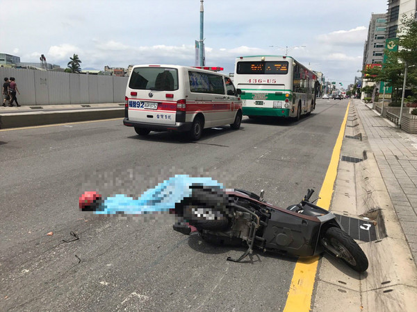 新莊發生一起公車與機車擦撞的死亡車禍。（圖／記者林煒傑翻攝）