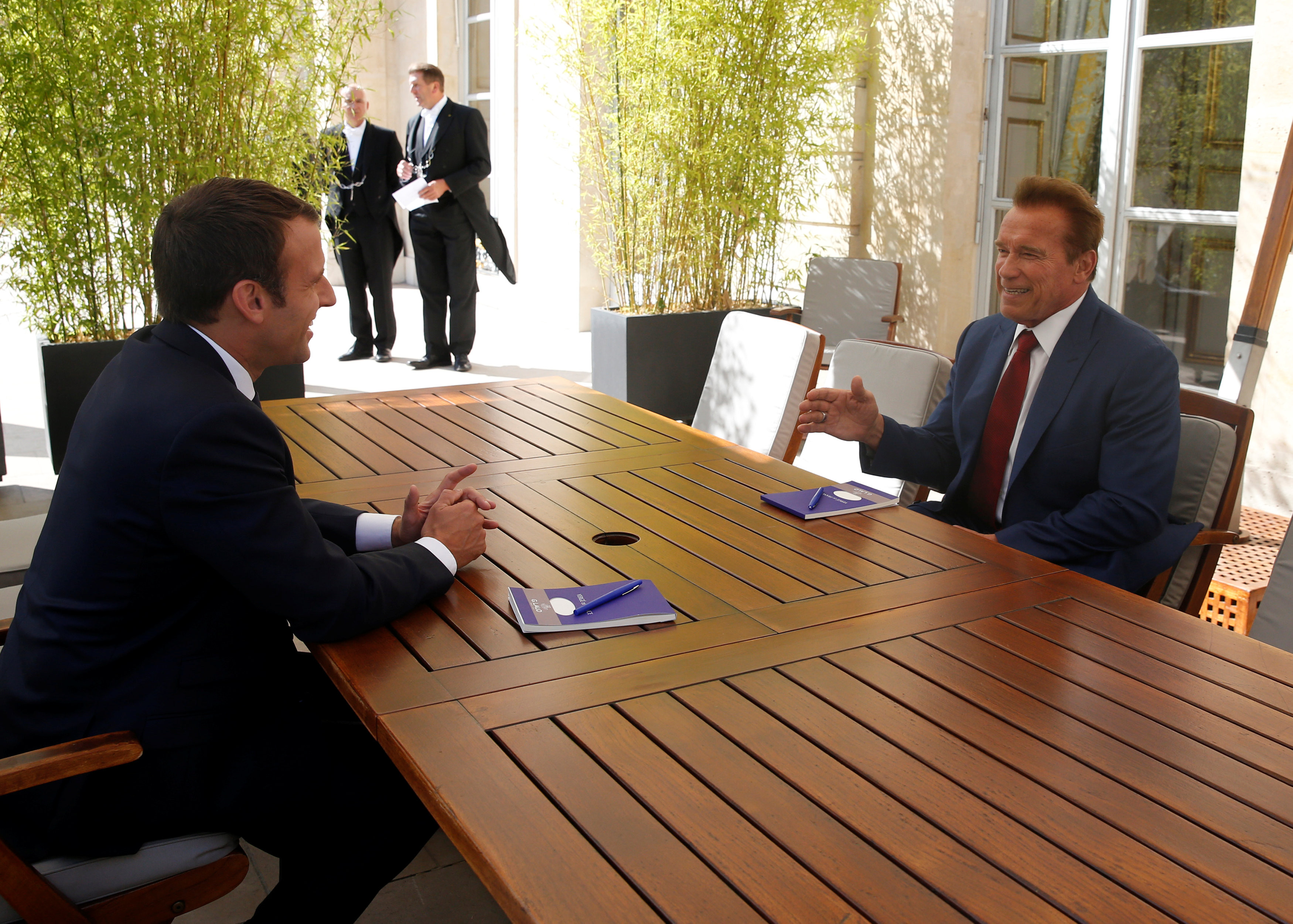 ▲阿諾史瓦辛格（Arnold Schwarzenegger）與馬克宏（Emmanuel Macron）會面。（圖／路透社）