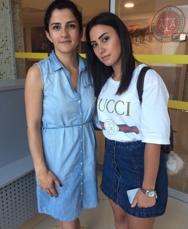 ▲▼梅麗莎(右)坐公車時,竟因穿著短褲而被陌生男子賞耳光。(圖/翻攝自Asena Melisa Sağlam推特)