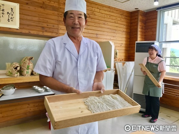 ▲日本北海道江丹別，手做蕎麥麵體驗。（圖／記者賴文萱攝）