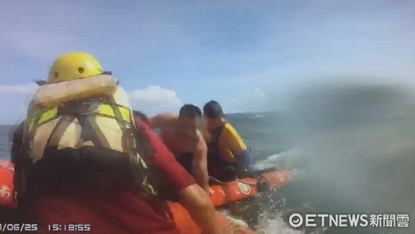 ▲台南市消防局救生人員派艇出海搜尋搶救溺水者送醫。（圖／記者林悅翻攝）