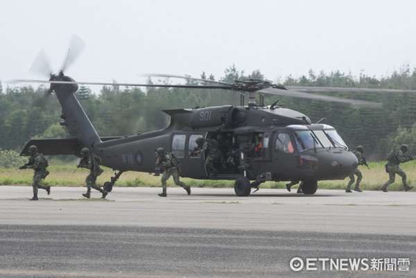 國軍「漢光33號」演習實兵演練,UH-60M通用直升機搭載特戰營突擊著陸（圖／記者季相儒攝）