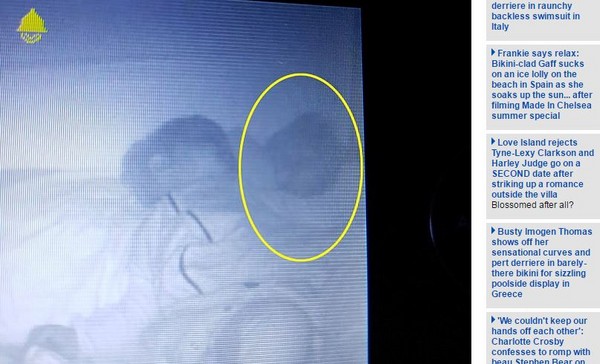 英國夫妻拍到「鬼嬰」與兒子同睡，監視器拍得到肉眼卻看不見。（圖／翻攝自每日郵報）