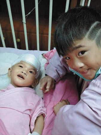 2013年11月21日，不到2歲的典典（左）在保母家疑似遭虐受傷，腦部嚴重受損，經過4次手術才得救。（李沂提供）
