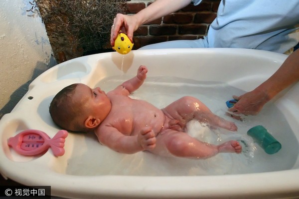 寶寶,嬰兒,洗澡,浴缸,浴室。（圖／CFP）