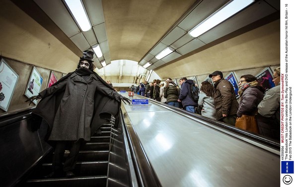 2015年2月16日，巴巴杜襲擊英國倫敦地鐵，宣傳《鬼敲門》電影藍光與DVD光碟在英國發行。（東方IC）