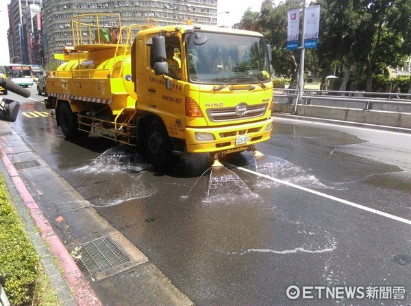 好熱！台北高溫衝破36度　北市環保局啟動灑水車（圖／記者張暐珩攝） 