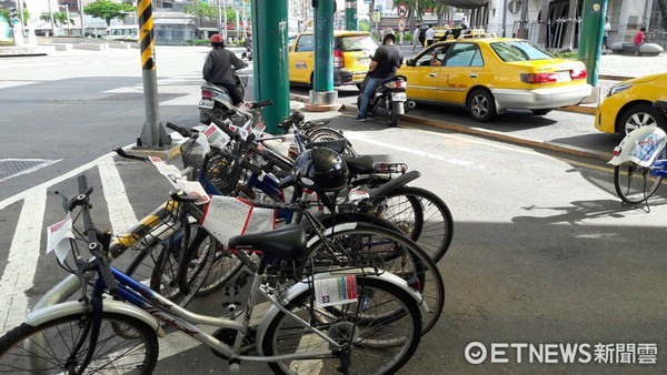 ▲台南火車站前機車臨時等候區，常有自行車及電動自行車違規停放。（圖／警方提供）