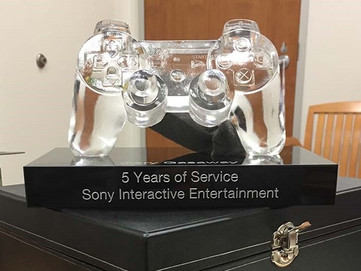 Sony員工做5年抱「水晶手把獎盃」回家，10年老人笑：我這個更猛