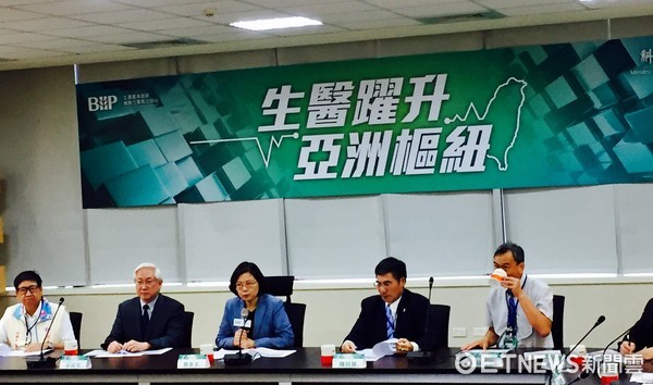 ▲▼總統蔡英文在科技部長陳良基陪同下,視察生醫產業。(圖/記者陶本和攝)