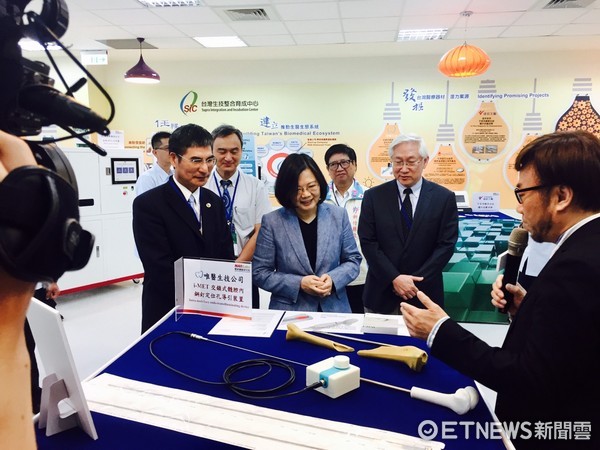 ▲▼總統蔡英文在科技部長陳良基陪同下,視察生醫產業。(圖/記者陶本和攝)
