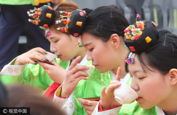 ▲▼韓國女大學生穿韓服參加成人式，跪謝父母養育之恩。（圖／CFP）