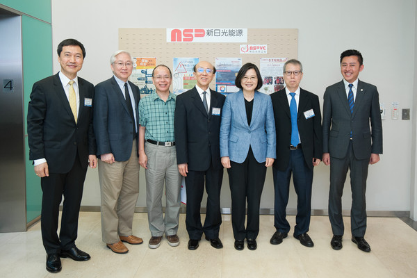 ▲總統蔡英文在新竹市長林智堅(右一)陪同下，參訪新日光能源科技公司 。