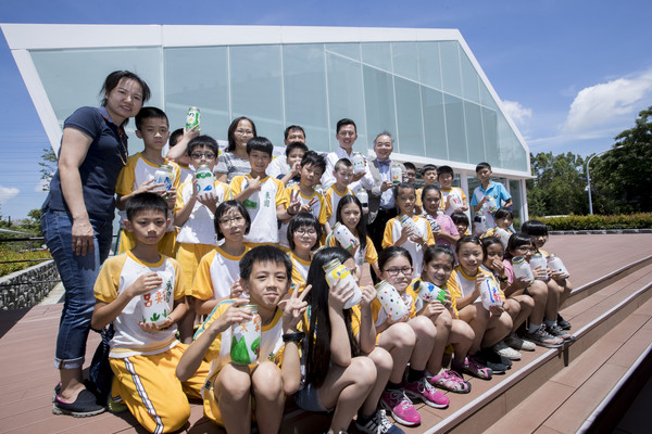 ▲東門國小學生與新竹市長林智堅一同體驗能源屋。