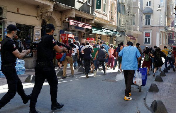 ▲▼土耳其警方驅散同志遊行人士。（圖／路透社）