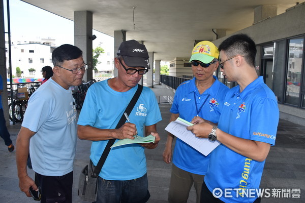 台東市公所主任秘書温忠仁及公園路燈管理所所長等，到湧泉公園執行強制收回程序。（圖／台東市公所提供）