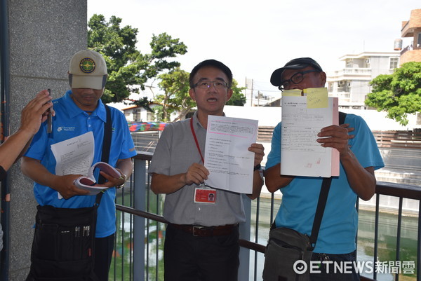 台東市公所主任秘書温忠仁及公園路燈管理所所長等，到湧泉公園執行強制收回程序。（圖／台東市公所提供）