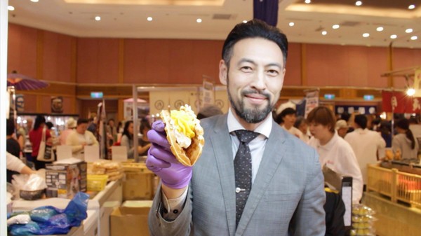 ▲SOGO日本展鬆餅攤位老闆引發網友討論。（圖／讀者提供）