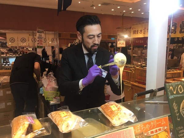 ▲SOGO日本展鬆餅攤位老闆引發網友討論。（圖／讀者提供）
