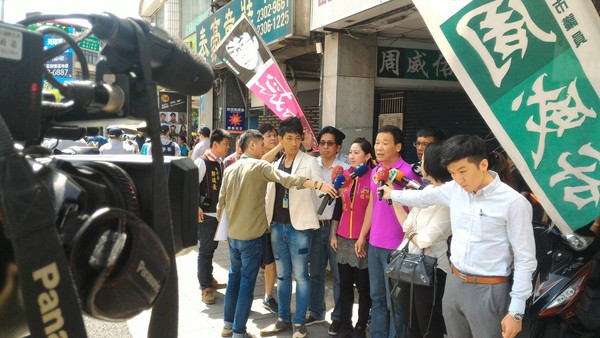 ▲▼鍾小平怒砸段宜康雞蛋。（圖／鍾小平議員辦公室提供）